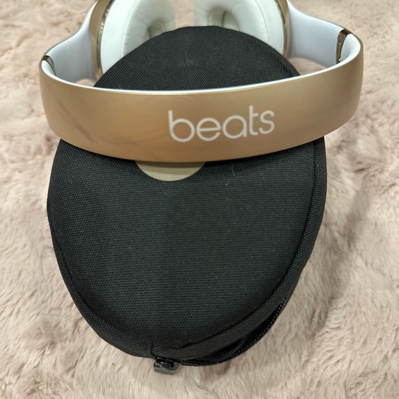 Gold Beats headphones - Picture 3 of 5